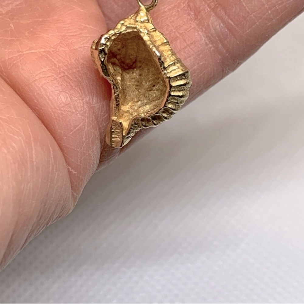 14k solid yellow Gold Shell Pendant. - Picture 5 of 7